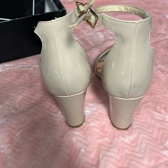 Pierre Dumas 8.5 beige strappy sandal 8.5 w/ 3” heel - Picture 7 of 9